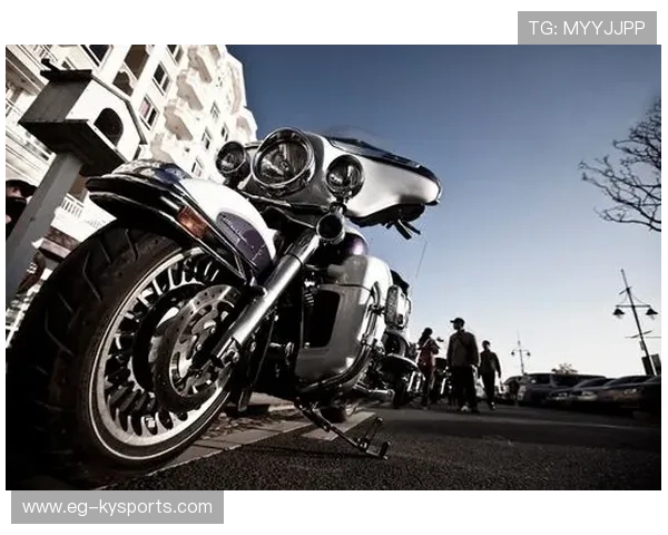 哈雷骑行变身：极速追逐中车手的极限挑战，哈雷骑行教学视频